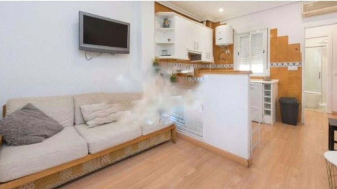 Maravilloso piso en pleno corazón de Madrid, en Calle de Alonso Heredia, 28028, La finca de 1930 cuenta con una fachada y portal rehabilitado desde el cual se accede a unas amplias escaleras y patio interior. se encuentra en la 1ª planta interior sin ascensor, cuenta 35 m2 útiles, piso luminoso, soleado, cuenta con 1 habitación, armarios empotrados, 1 baño completo.