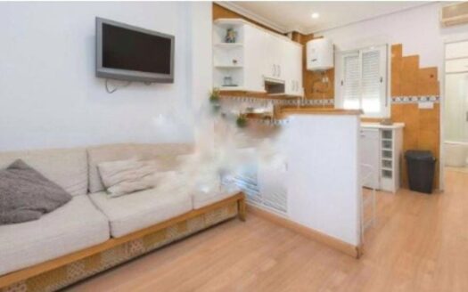 Maravilloso piso en pleno corazón de Madrid, en Calle de Alonso Heredia, 28028, La finca de 1930 cuenta con una fachada y portal rehabilitado desde el cual se accede a unas amplias escaleras y patio interior. se encuentra en la 1ª planta interior sin ascensor, cuenta 35 m2 útiles, piso luminoso, soleado, cuenta con 1 habitación, armarios empotrados, 1 baño completo.